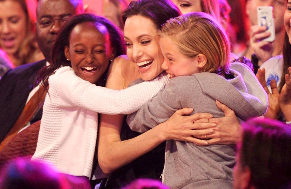 Best Mom Ever - Angelina Jolie takes her children to the Kids' Choice Awards geotv.ge